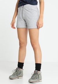 Grå bomullsblandningshorts med elastisk midja och dragsko. Har en slät textur och knälång klipp, burna med grå vandringskängor.