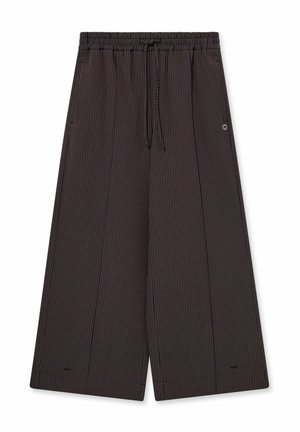 Hlače širokih nog z tankimi navpičnimi rjavimi in črnimi črtami, elastičnim pasom in zatikanjem s trakom za zavezovanje.