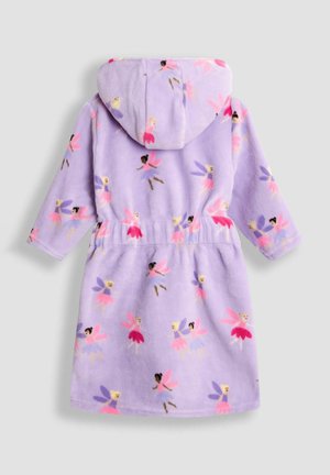 Lila Fleece-Bademantel mit Kapuze, ausgestattet mit bunten Feen-Mustern in Pink, Blau und Gelb. Lange Ärmel und ein Bindegürtel-Detail.