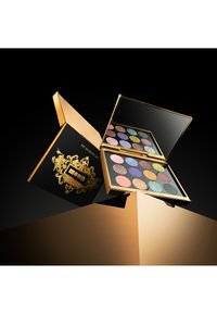 Kosmetikpalette mit 15 bunten Lidschatten in verschiedenen Farbtönen und Texturen, untergebracht in einem schwarz-goldenen Etui mit einem Spiegel.