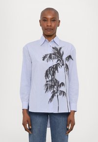 Blau-weiß gestreiftes Langarmhemd mit einem schwarzen Palmenprint auf der Vorderseite, Knopfkragen und abgerundetem Saum.