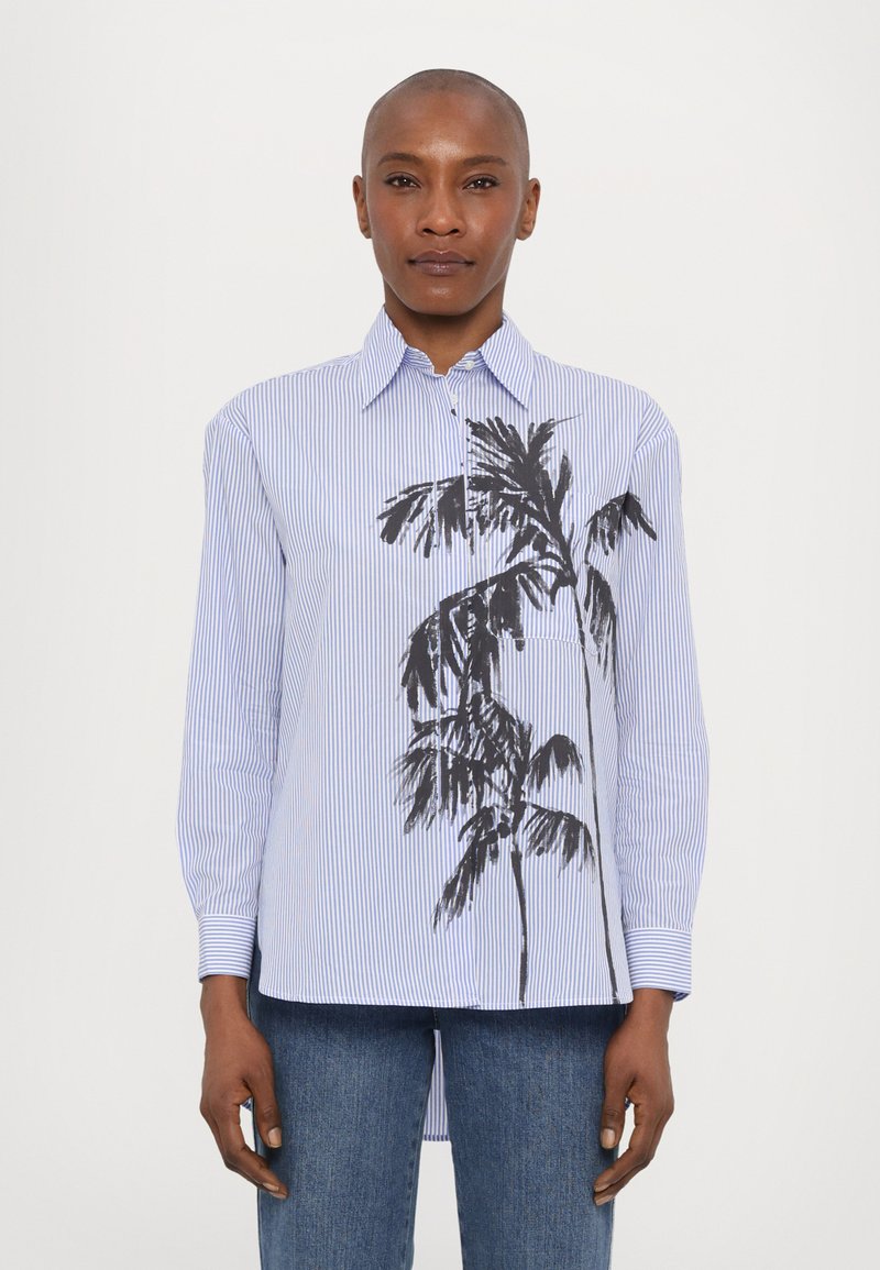 Blau-weiß gestreiftes Langarmhemd mit einem schwarzen Palmenprint auf der Vorderseite, Knopfkragen und abgerundetem Saum.