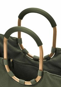 Olijfgroene draagtas met geribbelde donkergroene handvatten en metalen gouden accenten. Voorzien van een ritsvak en gemaakt van stof.