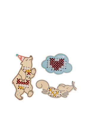 Holzfiguren von Bär, Eichhörnchen und Wolke mit bunten Kreuzstichmustern, gestaltet für Kinderbasteleien oder Aktivitäten zur Förderung der Feinmotorik.