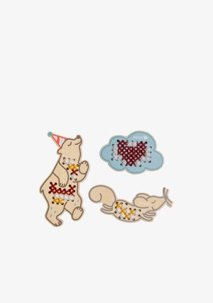 Holzfiguren von Bär, Eichhörnchen und Wolke mit bunten Kreuzstichmustern, gestaltet für Kinderbasteleien oder Aktivitäten zur Förderung der Feinmotorik.