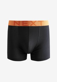 Crne gaće s prilagođenim dizajnom, s širokim narančastim pojasom na kojem je otisnut logo "NEXT" na prednjoj strani. Mekani pamučni materijal.