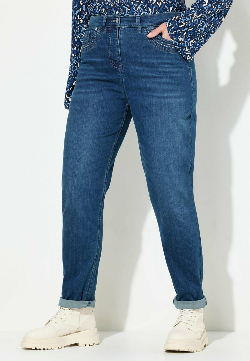Ulla Popken RIVET DETAIL MOM - Vaqueros slim fit - blue denim