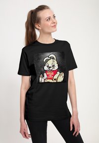 Černé bavlněné tričko s grafikou animovaného králíka v červeném tričku "THUG FOR LIFE", vytištěné na čtvercovém pozadí.