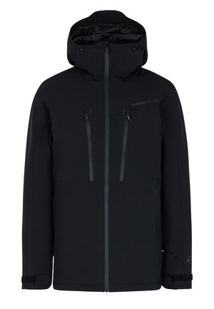 Chaqueta impermeable negra con capucha, equipada con bolsillos en el pecho con cremallera, orificios de ventilación y puños ajustables. Textura suave y diseño minimalista.