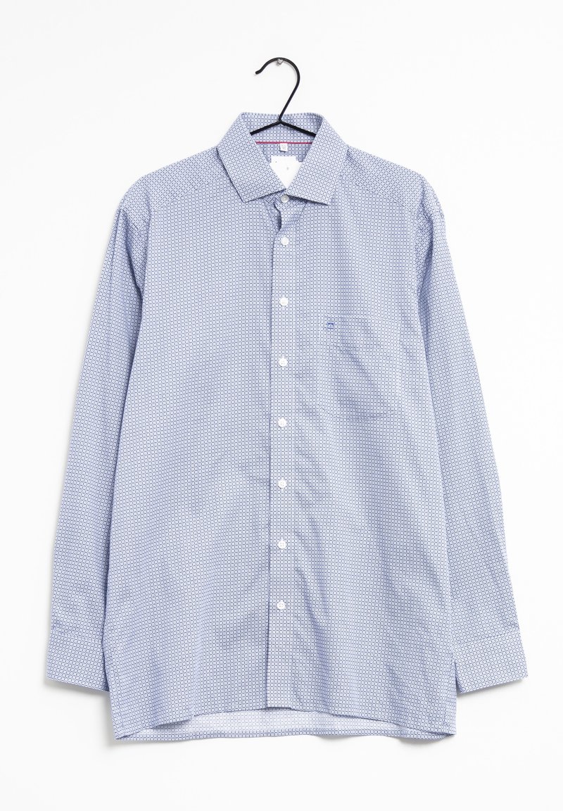 Camicia azzurra chiara con una piccola fantasia geometrica, maniche lunghe e taschino sul petto. Realizzata in un tessuto dalla texture morbida.