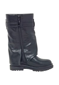 Stivale in pelle nero a metà polpaccio con cerniera laterale, dettaglio con cinturino vicino alla parte superiore, punta rotonda e suola in gomma con battistrada.