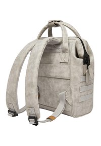 Grauer synthetischer Rucksack mit verstellbaren Trägern, oberen Griffen und einer Reißverschlusstasche. Verfügt über horizontale Schlaufen und eine strukturierte Oberfläche.