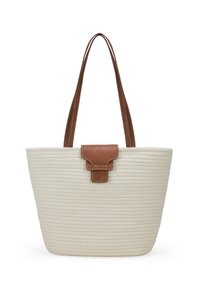 Bolso de mano tejido en color crema con asas y cierre de cuero marrón. Presenta una forma estructurada y una superficie texturizada con detalles de costura.