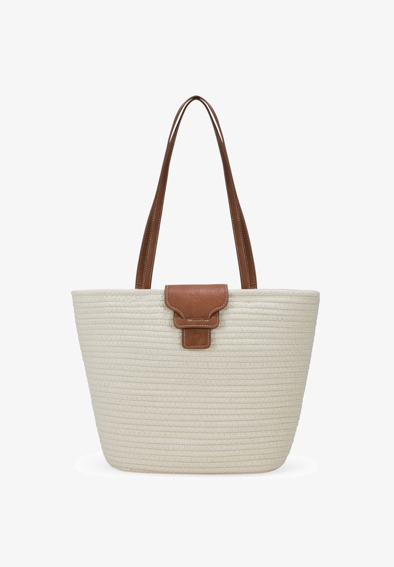 Bolso de mano tejido en color crema con asas y cierre de cuero marrón. Presenta una forma estructurada y una superficie texturizada con detalles de costura.