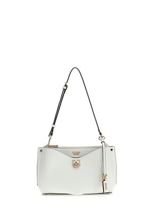 Borsa a tracolla bianca Guess in pelle con tracolla regolabile nera, chiusura in tonalità oro e piccolo pendente appendibile.