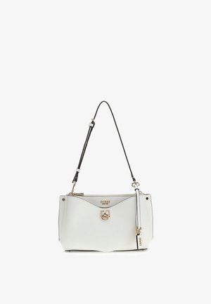 Borsa a tracolla bianca Guess in pelle con tracolla regolabile nera, chiusura in tonalità oro e piccolo pendente appendibile.