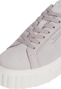 Vaaleanharmaa lenkkari, jossa on sileä mokkanahkapinta, pyöreä kärki ja paksu valkoinen platform-pohja; varustettu matching-nauhoilla ja huomaamattomalla brändäyksellä.