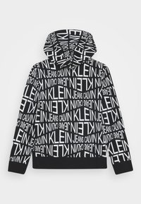 Felpa nera con cappuccio caratterizzata da un motivo testuale bianco ripetuto con la scritta "Calvin Klein Jeans." Presenta una tasca a marsupio e polsini e orlo a costine.