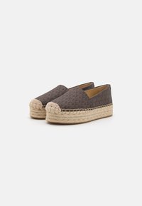 Espadrillos con una parte superior de tela marrón con patrón, puntera redondeada y suela de yute natural, con un borde trenzado.