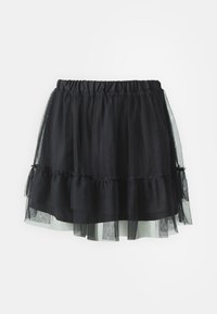 Fustă din tul stratificat negru, cu talie elastică, margini frumos ondulate și textură transparentă, având un strat inferior mai scurt.