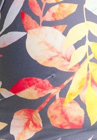 Tekstil med en mørkegrå bakgrunn og et flerfarget blomsterdesign, som viser røde, gule og beige blader samt sømdetaljer.