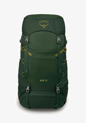Mochila Osprey ACE 38 en tejido verde oscuro con acentos amarillos. Presenta correas ajustables, hebillas y múltiples puntos de sujeción.