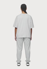 Pegador BRACY - T-shirts - washed sky grey