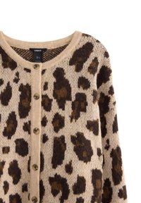 Cardigan en tricot avec un motif léopard marron et noir sur fond beige, comportant cinq boutons et un col rond.