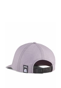 Lichtpaarse pet met een gebogen klep, gestructureerde stof en verstelbare zwarte band met "RIPNDIP"-branding. Patch met Puma-logo aan de zijkant.