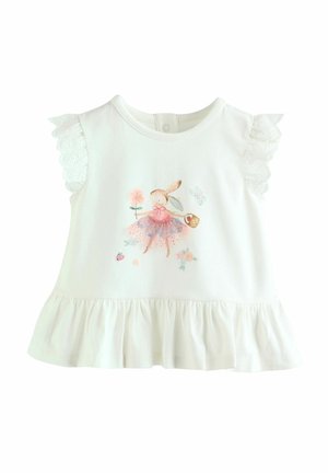 Bela bomba iz belega bombaža brez rokavov z nabranimi čipkastimi rokavi, ki prikazuje pisan tisk z zajcem in cvetličnimi poudarki, končana z razširjenim robom.