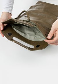 Aunts & Uncles MRS MINCE PIE - Tagesrucksack - dark olive