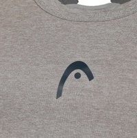 Graues, tailliertes T-Shirt aus weichem Stoff mit einem dunklen Logodesign aus einem Bogen und einem Punkt auf der Vorderseite. Runder Ausschnitt mit strukturiertem Nähte.