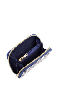 Kompaktni novčanik plave i bijele boje s cvjetnim uzorkom, zlatnim zatvaračem i odjeljcima koji uključuju središnji džep s zatvaračem za novčiće.