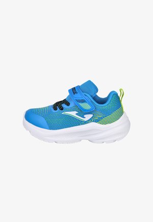 Zapatilla deportiva infantil azul y verde con suela blanca, cordones negros y cierre de velcro sobre fondo blanco.