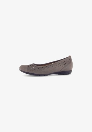 Graue Ballettschuhe mit abgerundetem Zehenbereich, aus weichem Material, mit durchbrochenen Designs an der Seite und einem niedrigen schwarzen Absatz.