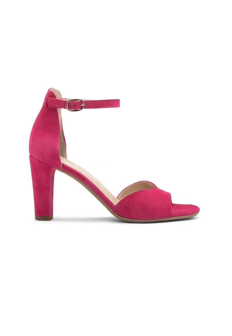Różowe zamszowe sandały na wysokim obcasie z paskiem w kostce, z otwartym noskiem i słupkowym obcasem. Gładka tekstura z minimalną ilością przeszyć.