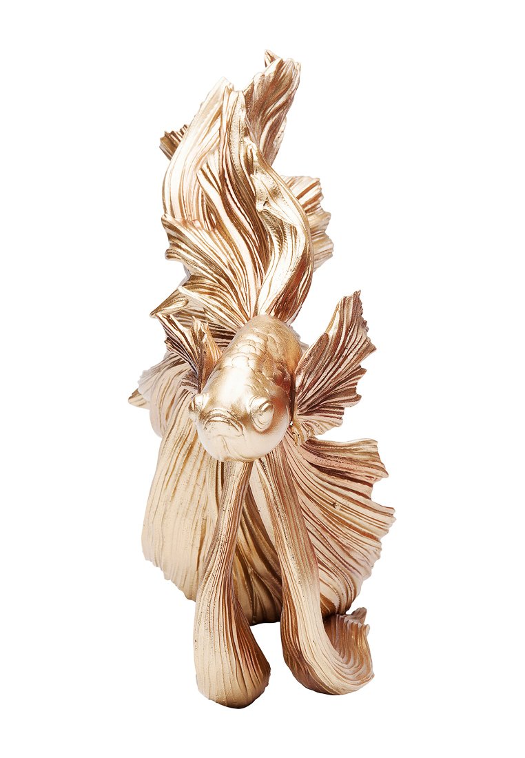 Goldene dekorative Figur eines Fisches mit fließenden Flossen und strukturiertem Oberflächen, der detaillierte Schuppen und ein glänzendes metallisches Finish aufweist.