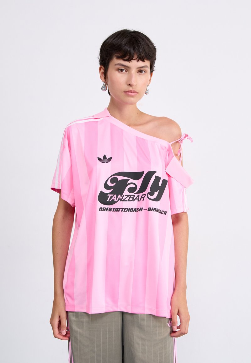 Rosa, randig oversize T-shirt med off-shoulder-design, med ett svart grafiskt tryck och en liten logotyp på bröstet.