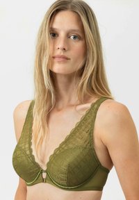 Soutien-gorge en dentelle vert olive avec un décolleté plongeant, des bords festonnés et un fermoir métallique. Motif texturé sur les bonnets et tissu lisse.