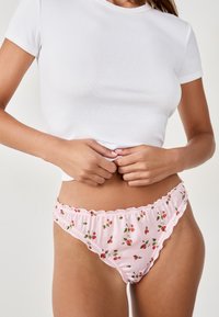 Rosa blumengemusterte Unterwäsche mit roten Erdbeer-Designs, ausgestattet mit einem gerafften Bund und einer glatten satinartigen Textur.