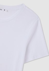 T-shirt bianca in cotone con scollo rotondo e maniche corte. Presenta una texture liscia e un'etichetta discreta con indicazione della taglia visibile.