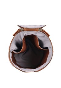 Hnedá kožená taška, zaoblený tvar, zapínanie na zips, vnútro zo sivej látky s dvoma priehradkami, hladká textúra a jemné prešívanie.