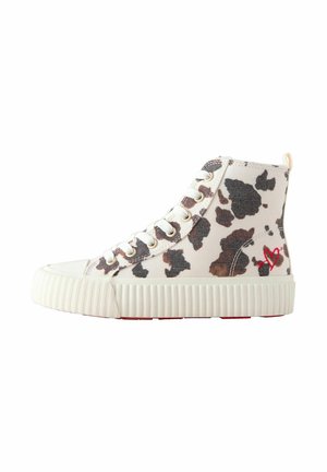 Sneakers wysokie z wzorem w cętki w odcieniach beżu i czerni, z białymi gumowymi podeszwami i czerwonymi akcentami w szwie.