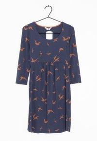 Námořnické šaty s kulatým výstřihem a tříčtvrtečními rukávy, zdobené potiskem oranžových ptáků a nabraným pasem pro zvýraznění siluety.