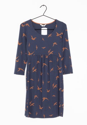 Vestido azul marino con escote redondo y mangas tres cuartos, que presenta un estampado de pájaros naranjas y una cintura fruncida para darle forma.