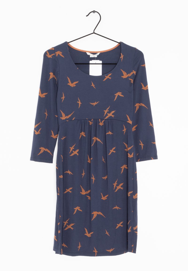 Námořnické šaty s kulatým výstřihem a tříčtvrtečními rukávy, zdobené potiskem oranžových ptáků a nabraným pasem pro zvýraznění siluety.