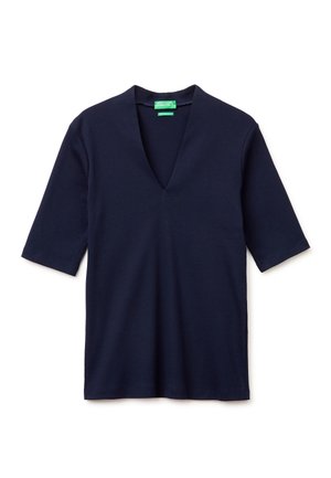 Marineblaues T-Shirt mit kurzen Ärmeln, V-Ausschnitt, geradem Saum und grünem Markenetikett im Kragen.