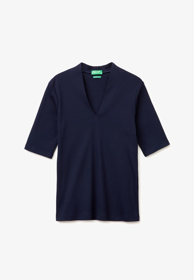 T-shirt bleu marine à manches courtes avec col en V, ourlet droit et étiquette de marque verte à l'intérieur du col.