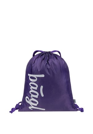 Sacca con coulisse viola con testo in corsivo bianco "bag" stampato verticalmente sul davanti, cordoncini annodati ai lati, sfondo semplice.