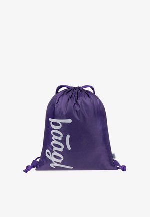 Fioletowa torba ze ściągaczem z białym kursywnym napisem "bag" nadrukowanym pionowo na przodzie, zawiązane sznurki po bokach, jednolite tło.